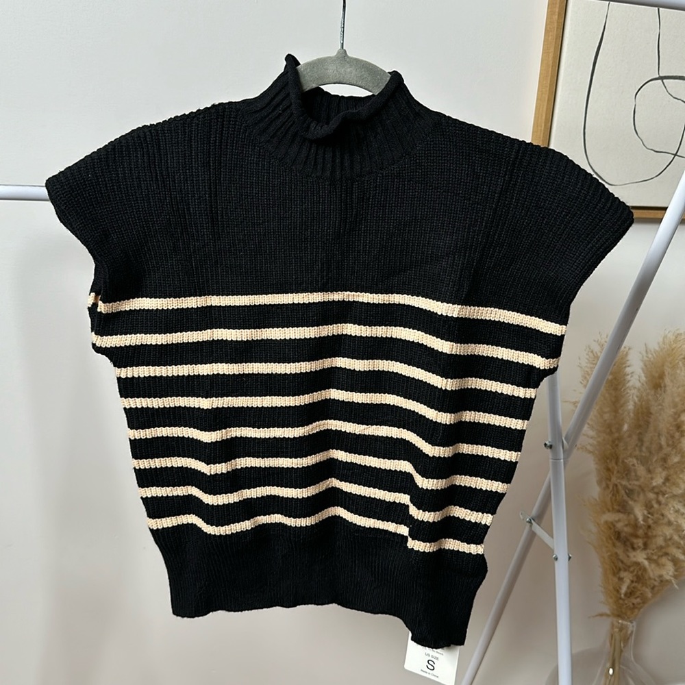Short sleeve sweater